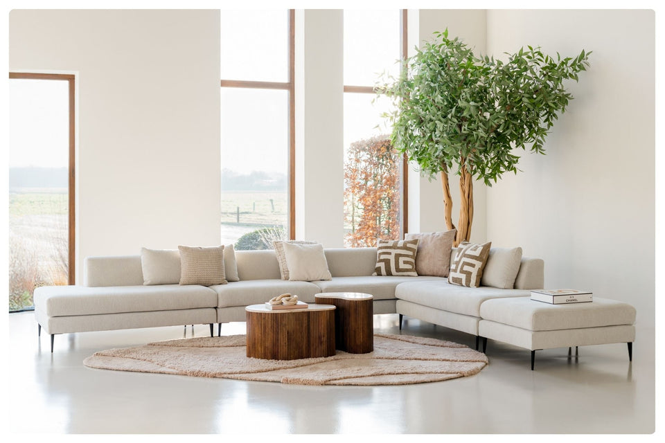 ruime beige hoekbank op pootjes 