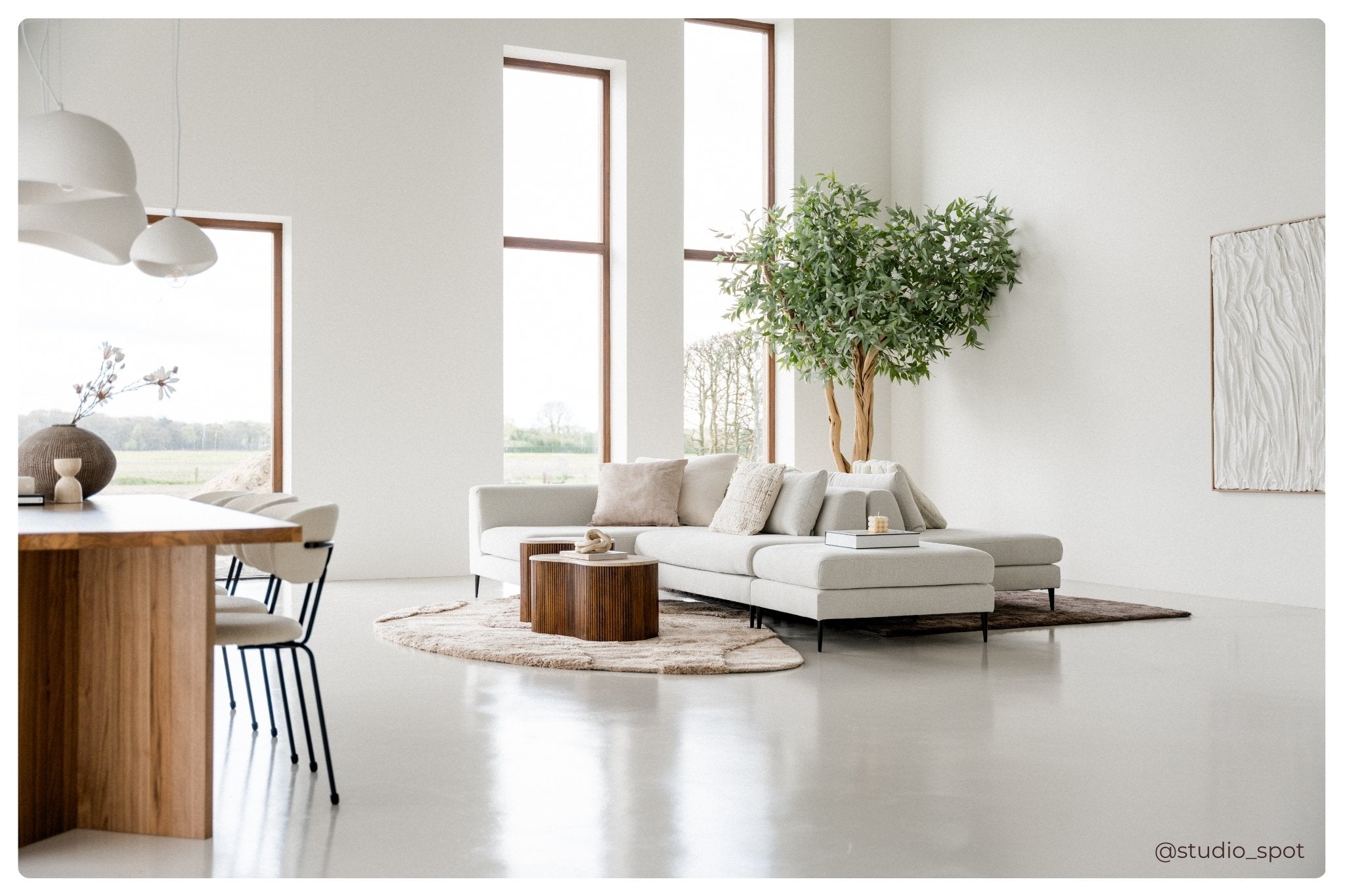 modulaire bank op poot in lichte daglichtstudio inspiratie styling