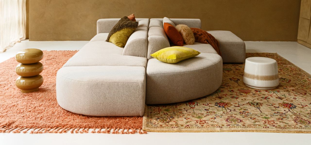 ziteiland opgebouwd uit losse zitelementen, bank waarbij aan allebei de kanten kunt zitten. Richting de openhaard en richting de TV. ook mogelijk met chaise longue